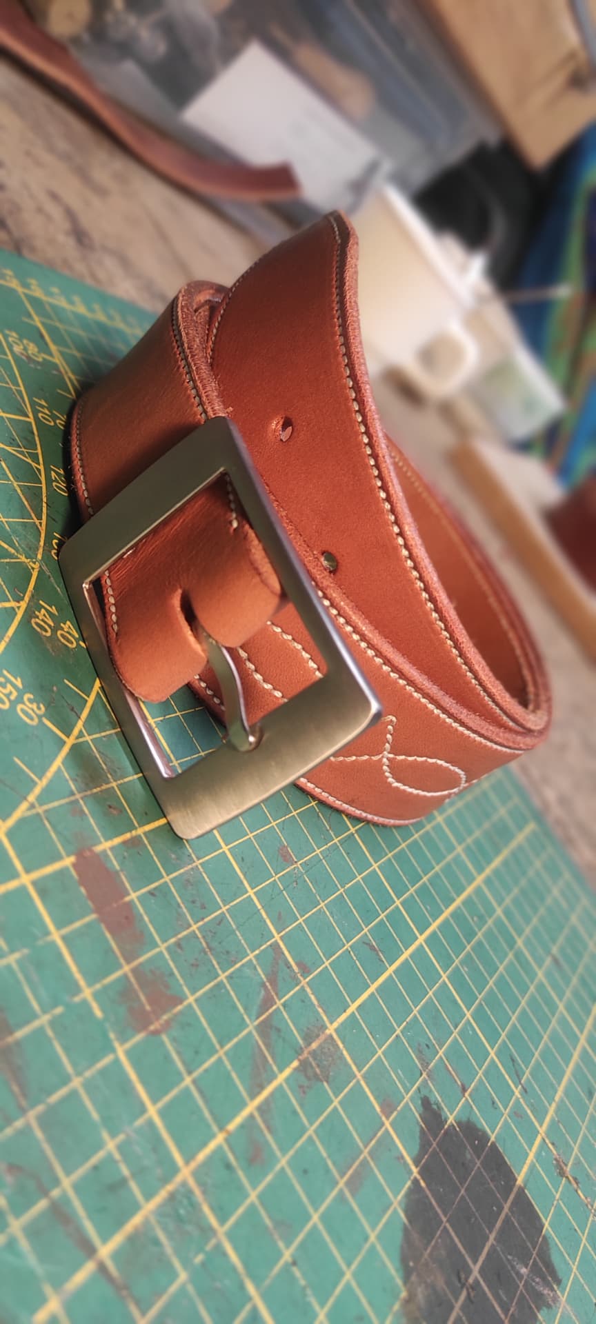Ceinture en cuir brun clair cousue main avec boucle métallique