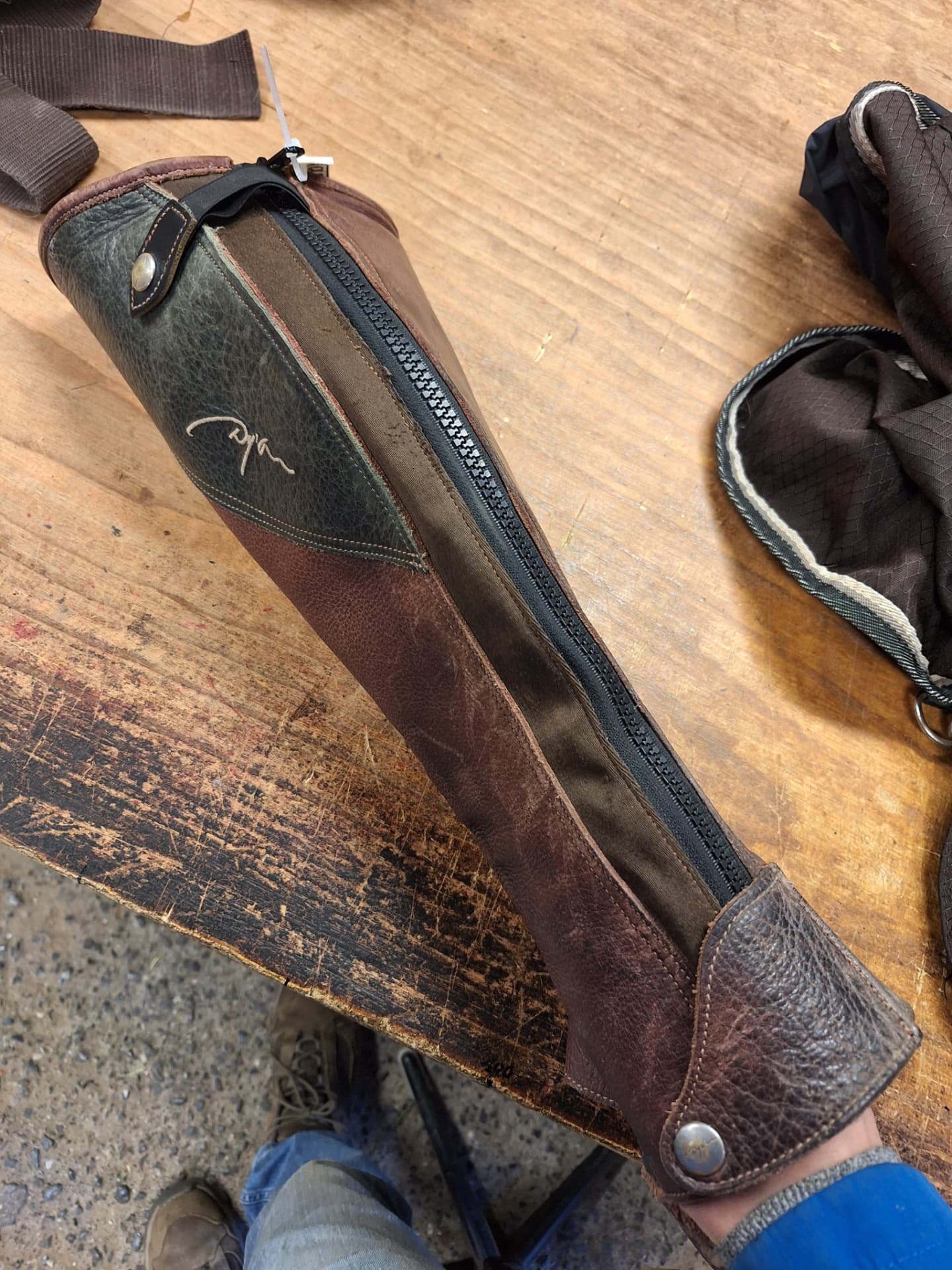 Mini-chaps en cuir équestre en cours de réparation sur l’établi
